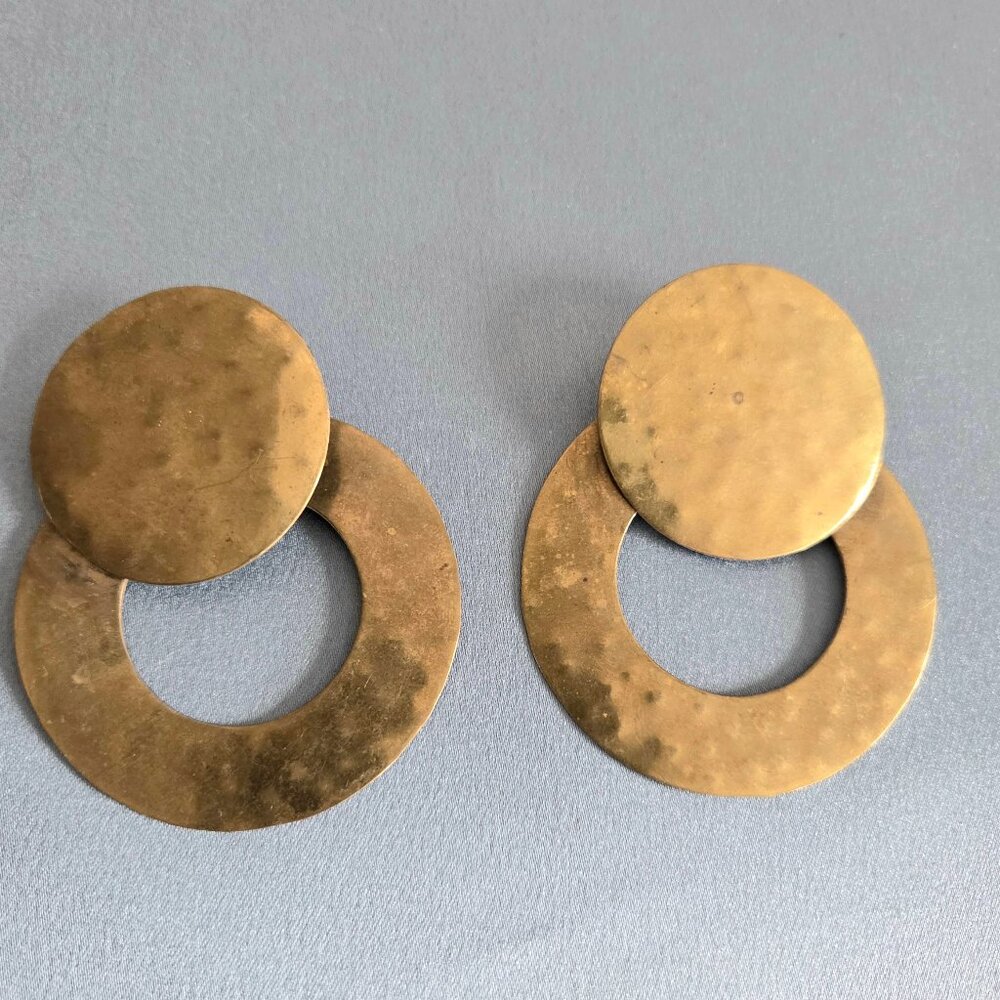 Large 3''' long oversized chunky vintage 1980s dangling brass earrings. - Picture 2 of 5